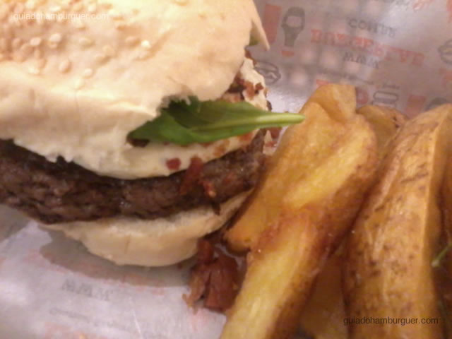 Hambúrguer bovino, gorgonzola, rúcula, maionese de pimenta e bacon
