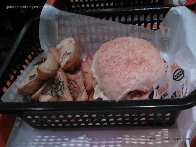 Hambúrguer bovino, molho barbecue, bacon e alface
