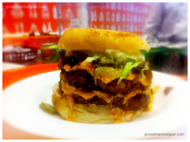 2 hambúrgueres bovinos, queijo cheddar, maionese de wasabi, chutney de cebola roxa, pimenta jalapeño, picles, molho barbecue, alface americana e tomate caqui
