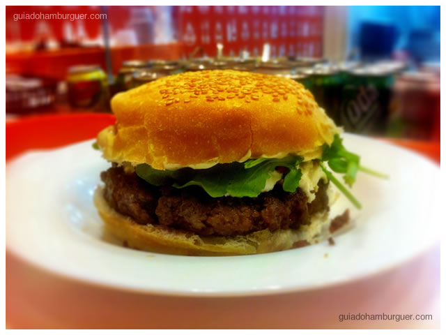 Hambúrguer bovino, gorgonzola, rúcula, maionese de pimenta e bacon
