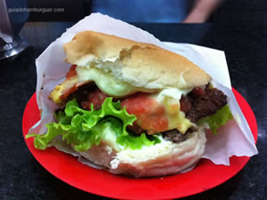 Cheese calabresa salada com maionese (hambúrguer fininho, queijo, calabresa fatiada, molho de tomate fresco e alface)