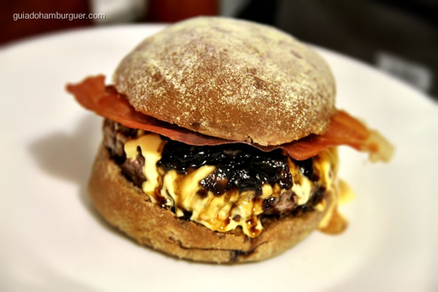 AC/DC - hambúrguer de 200g, queijo cheddar, chips de Jamón (presunto ibérico espanhol) e cebola caramelizada