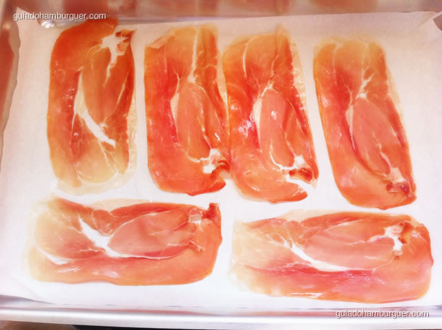 Presunto cru antes de ser levado ao forno