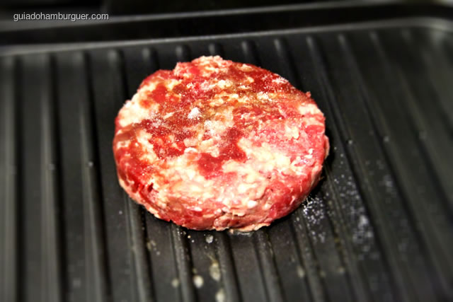 Hambúrguer sendo preparado no George Foreman Grill