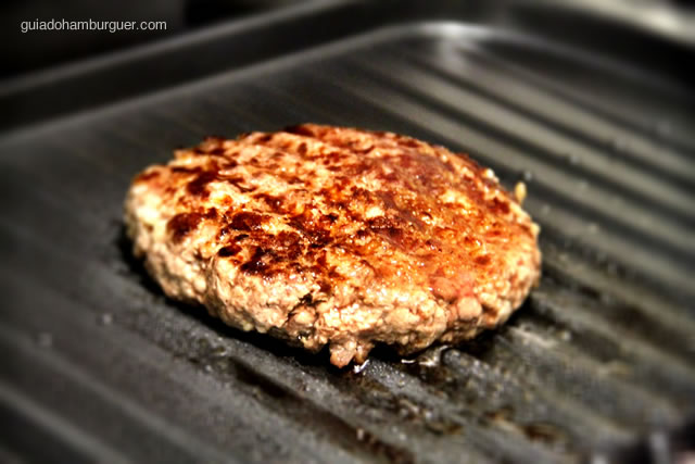Hambúrguer sendo preparado no George Foreman Grill