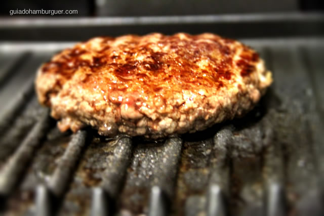 Hambúrguer sendo preparado no George Foreman Grill