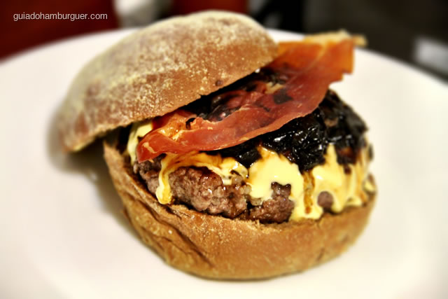 AC/DC - hambúrguer de 200g, queijo cheddar, chips de Jamón (presunto ibérico espanhol) e cebola caramelizada