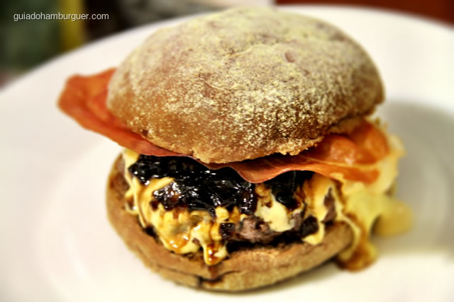 AC/DC - hambúrguer de 200g, queijo cheddar, chips de Jamón (presunto ibérico espanhol) e cebola caramelizada