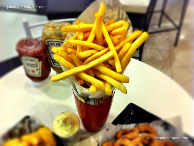 Porção de fritas servida em copo decorativo