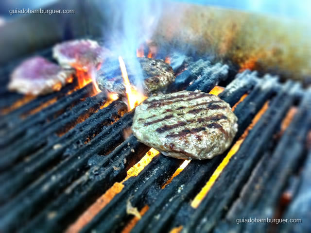 hambúrguer grelhado em Char Broil