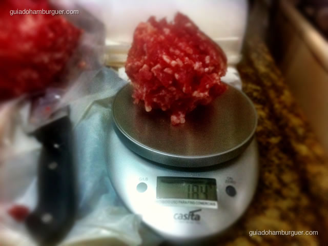 184g de carne pesadas em balança digital