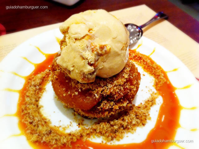 Crumble de maçã preparado com maçã assada, uma bola grande de sorvete Häagen-Dazs sabor doce de leite e por cima uma calda de caramelo