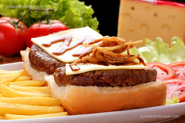 Fachada e mesas - Downtown Burgers