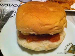 Hambúrguer com queijo, molho especial (base de pimentões, tomates cozidos em vinagre e açúcar, servidos com pepino em conserva e cebola crua), bacon e maionese à parte
