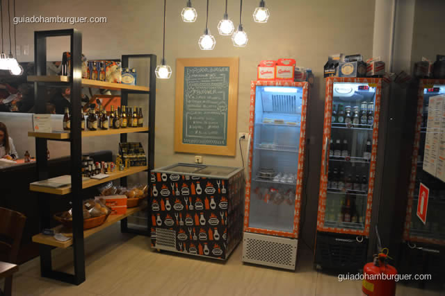 Emporio do hambúrguer com ingredientes para hamburgada, geladeira de hambúrgueres, queijos e cervejas especiais - Burger Lab Experience