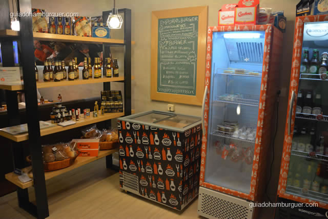 Detalhe da estante e geladeiras do empório - Burger Lab Experience