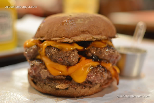 Hambúrguer duplo com blend bovino, cheddar e chutney de cebola roxa - Burger Lab Experience