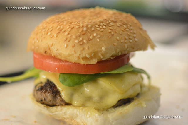 Hambúrguer bovino, queijo Burger Lab, rúcula e tomate caqui - Burger Lab Experience