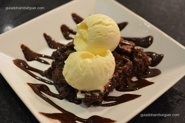Brownie de chocolate com sorvete de creme - Burger Lab Experience