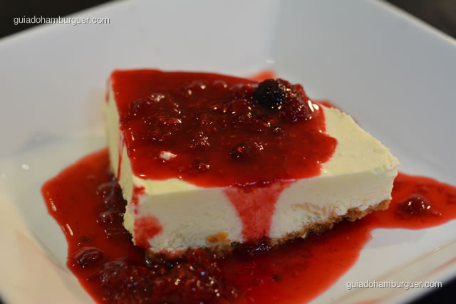 Cheesecake com calda de amora