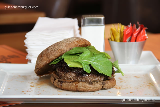 Hambúrguer bovino recheado com queijo Roquefort Saint Agur, chutney de cebola e rúcula no pão australiano - Burger Lab Experience