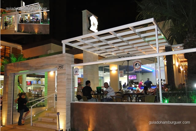 Fachada iluminada e vidros facilitam a visualização da hamburgueria - Hamburgueria da Mooca