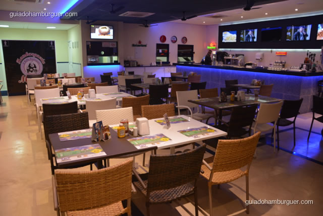 Mesas e bar ao fundo - Hamburgueria da Mooca