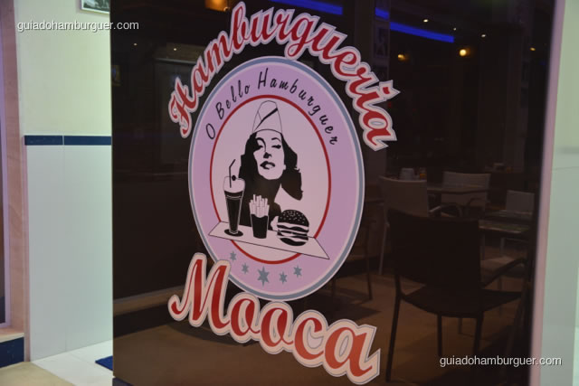 Logomarca no fundo do salão - Hamburgueria da Mooca