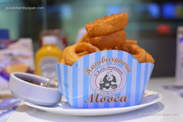 Onion rings acompanhadas de molho barbecue - Hamburgueria da Mooca