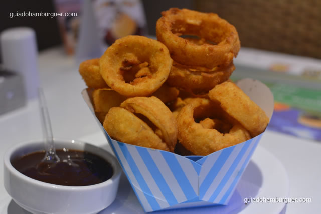 Detalhe das onion rings e molho barbecue - Hamburgueria da Mooca