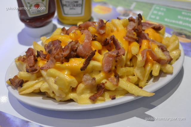 Batatas fritas com cheddar e bacon - Hamburgueria da Mooca