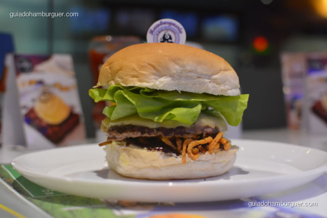 Argentino preparado com um hambúrguer de 120g, cebola frita, alface, queijo provolone, molho barbecue, maionese da casa no pão de hambúrguer - Hamburgueria da Mooca