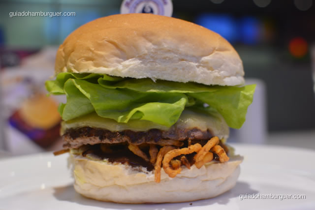 Argentino preparado com um hambúrguer de 120g, cebola frita, alface, queijo provolone, molho barbecue, maionese da casa no pão de hambúrguer - Hamburgueria da Mooca