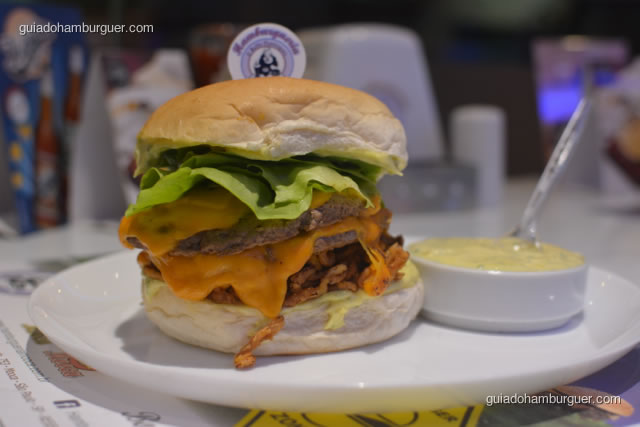 Matador com 2 hambúrgueres de 120g cada, queijo cheddar, cebola frita, alface, maionese da casa no pão de hambúrguer - Hamburgueria da Mooca