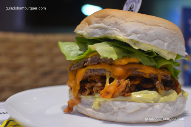 Matador com 2 hambúrgueres de 120g cada, queijo cheddar, cebola frita, alface, maionese da casa no pão de hambúrguer - Hamburgueria da Mooca