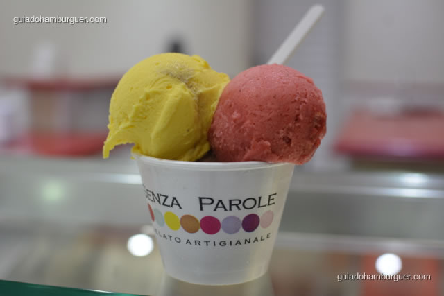 Sorvete de maracujá e morango, sabor de fruta e cremoso - Hamburgueria da Mooca