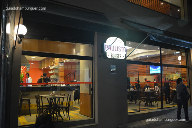 Fachada de vidro e luminoso na porta - Paulista Burger