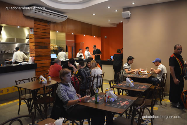 Balcão de preparação dos hambúrgueres e mesas - Paulista Burger