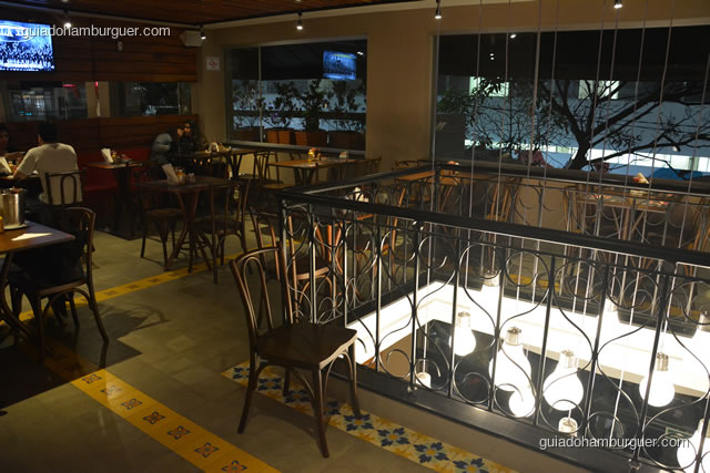 Piso superior, com iluminação mais baixa segundo o estilo da casa - Paulista Burger