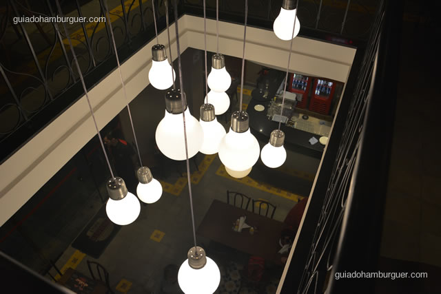 Detalhe da iluminação visto de cima - Paulista Burger