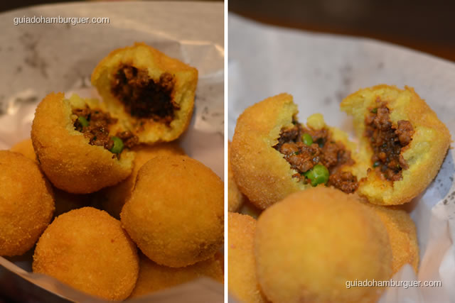 Arancini, bolinhos de risoto preparados recheados de carne moída - Paulista Burger