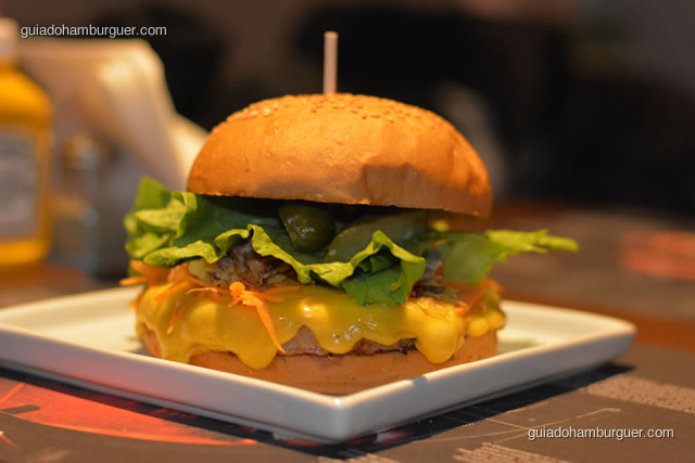 Crocantinho, com hambúrguer bovino de 220g, queijo do reino, cenoura ralada, cebola crocante, alface americana e pepino em conserva - Paulista Burger