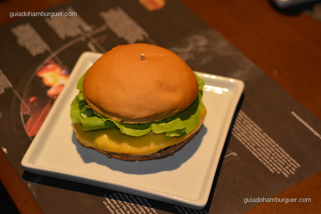 Requintado, hambúrguer de 220g com crosta de pimenta do reino de um lado e de funghi do outro, queijo do reino, mostarda Dijon e alface lisa  - Paulista Burger