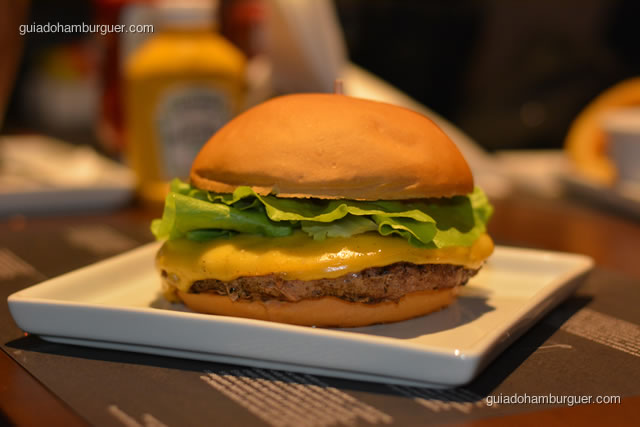 Requintado, hambúrguer de 220g com crosta de pimenta do reino de um lado e de funghi do outro, queijo do reino, mostarda Dijon e alface lisa - Paulista Burger