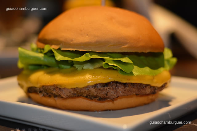 Requintado, hambúrguer de 220g com crosta de pimenta do reino de um lado e de funghi do outro, queijo do reino, mostarda Dijon e alface lisa - Paulista Burger
