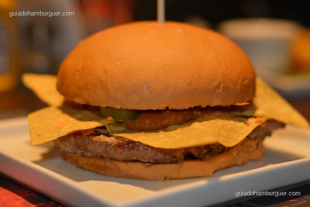 Chilli, hambúrguer de 220g, queijo cheddar cremoso, nachos, chillli preparado com feijão, carne moída e condimentos e pimenta jalapeño - Paulista Burger