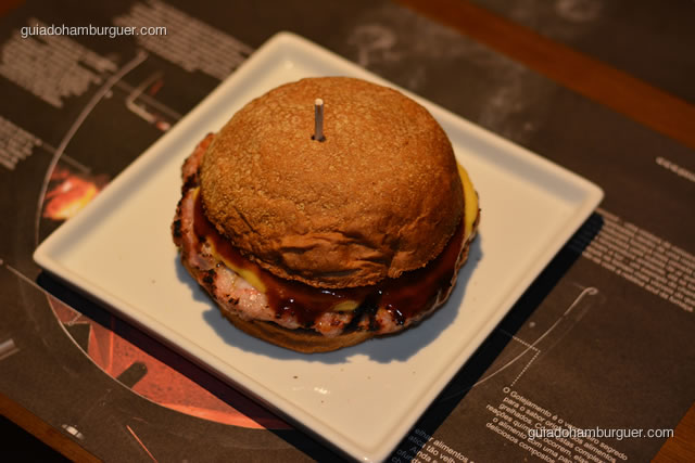 Saboroso, hambúrguer de carne de porco de 220g, queijo cheddar, queijo do reino, molho barbecue, chutney de cebola roxa no pão ausytraliano - Paulista Burger
