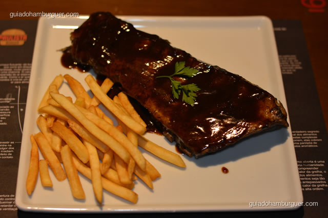 Costelinha barbecue acompanhada de fritas - Paulista Burger