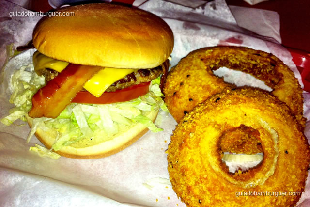 Hut's Favorite com alface picada, tomate, bacon, american cheese e maionese - Hut's Hamburgers