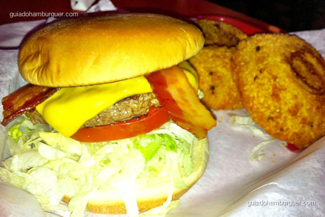 Hut's Favorite acompanhado das gigantes onion rings - Hut's Hamburgers